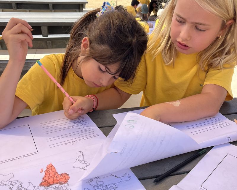 Primary — estudiantes del Colegio Humboldt trabajando juntas en cartografía
