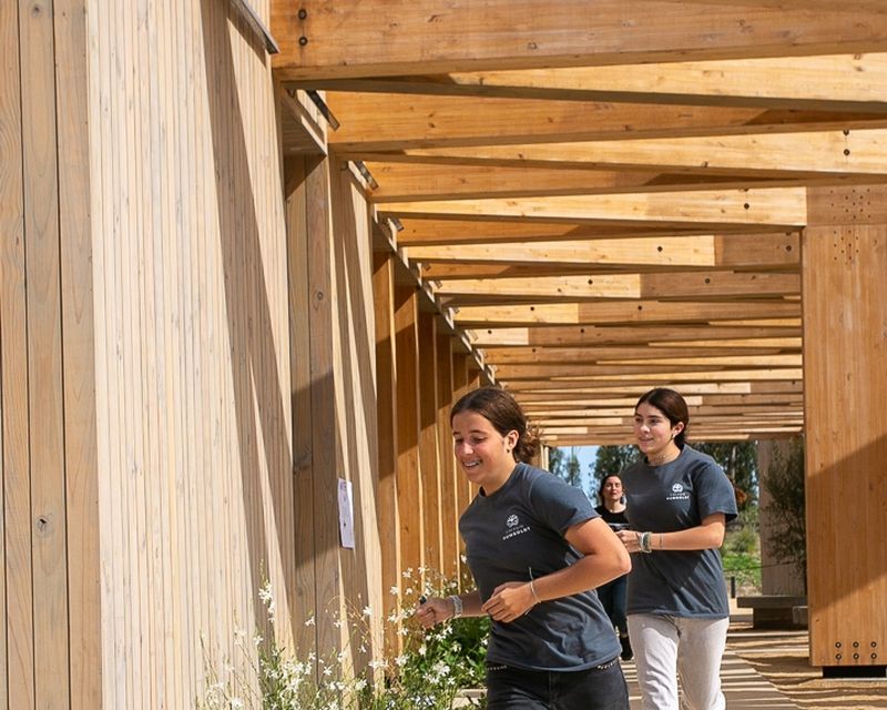 Upper Secondary — estudiantes del Colegio Humboldt en los corredores del colegio