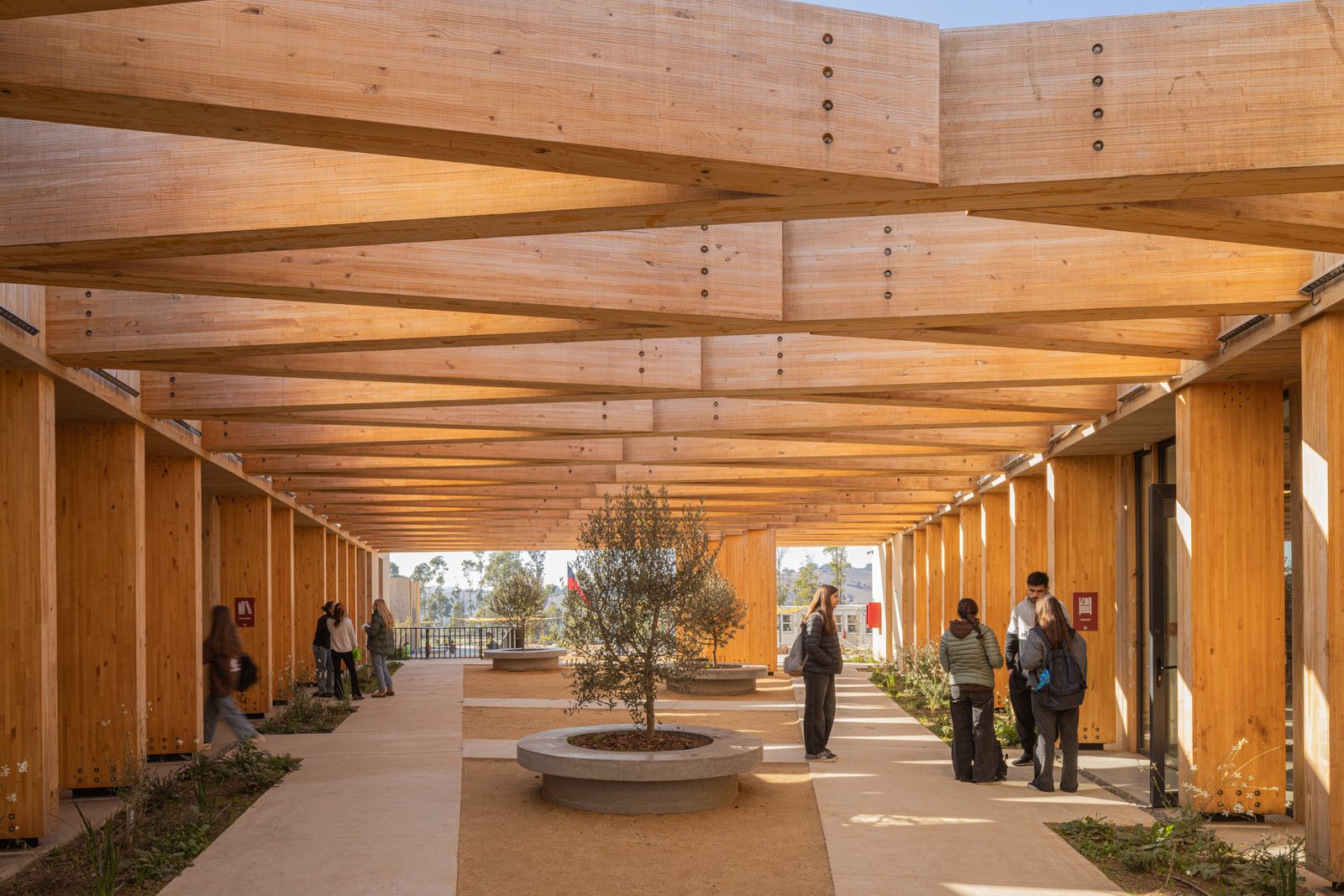 Corredor de madera del nuevo colegio Humboldt