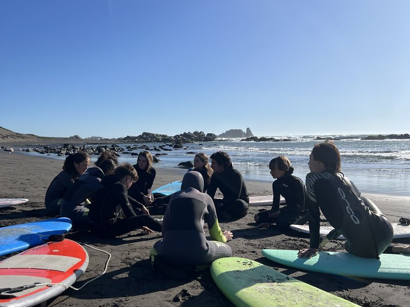 Lower Secondary · MyWay — estudiantes del Colegio Humboldt antes de una clase de surf